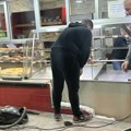 Dve radnice povređene kada je "smart" uleteo u pekaru: Jedna mušterija jedva izbegla udarac