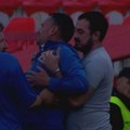 Bizarna scena u Kruševcu: Fudbaler Napretka "isterao vazduh" svom treneru, morali da mu ukazuju pomoć