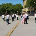 Baloni za kraj školovanja: Subotički maturanti obnovili tradiciju i zaplesali u centru grada (video)