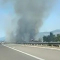 Bukti požar na ulasku u Niš: Gust dim kulja pored auto-puta, plamen guta rastinje (video)