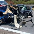 Auto udario u ogradu, pa se prevrnuo, u potpunosti je smrskan: Teška nezgoda kod Ćuprije, povređene dve osobe