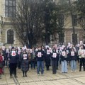 Učenici i profesori jedni uz druge ispred Prve kragujevačke gimnazije