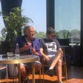 (Foto): Prolaznici se okreću kada prođu pored imanja našeg voditelja u Batajnici: Na kapiji velikim slovima ispisano prezime…