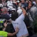 Napeto kod Filozofskog fakulteta u Novom Sadu: Deo studenata ušao u zgradu, policija ispred (video/foto)