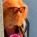 Поклонила се, па бризнула у плач: Жена која се није одвајала од Марине Туцаковић стигла на њен гроб