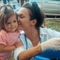 Tamara Milutinović zasukla rukave, pa obukla kecelju: U porodičnom domu pravi ajvar, ćerka se ne odvaja od nje