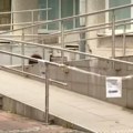 Glavni ulaz u DZ Stari grad zatvoren već pola godine zbog nadstrešnice: Kako ulaze osobe u invalidskim kolicima?