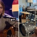 Poslušajte kako Kortni Koks, Monika iz "Prijatelja", svira bubnjeve uz veliki Nirvanin hit