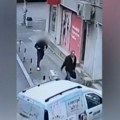 Ovako je nasred ulice na Vračaru izboden Nikola (28): Žena drži napadača, on u ruci nož, a dete sve gleda