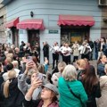 Beograđani se opraštaju od halida bešliča: Narod se skupio u Skadarliji da oda počast kralju sevdaha (foto)