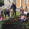 Oplemenjen trg ispred Gradske kuće u Vršcu u sadnju uključeni i mališani iz gradskih vrtića