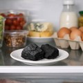 Domaćice oduševljene trikom! Evo zašto sve veći broj njih stavlja ugalj u frižider