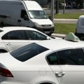 (Video) Još jedna opasna vožnja na putu u Srbiji: Snimak razbesneo građane, evo šta vozač radi u kružnom toku