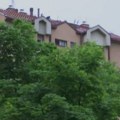 Planuo krov zgrade na Bežanijskoj kosi u gluvo doba noći: Stanari hitno evakuisani zbog požara (foto)