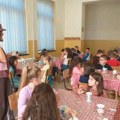 Učenici OŠ „Radoje Domanović“ darivali jedni drugima poruke, zagrljaje