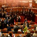 Haos u albanskom parlamentu Prekinuta sednica zbog fizičkog obračuna poslanika