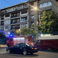 Prve slike sa mesta drame u kneza Miloša: Muškarac preti skokom sa 4. sprata, policija i vatrogasci opkolili zgradu (foto)