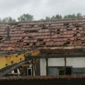 Grad pocepao krovove kod Šapca u paramparčad: Jezivi prizori iz dvorišta, nije štedeo ni dečije igračke