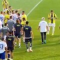 Haos na meču Hajduk - Fenerbahče: Livaja hvatao za vrat rivala, Murinjo utrčavao na teren, navijači izbačeni