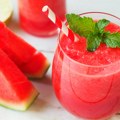 Bezalkoholni koktel od lubenice koji će vas osvežiti u trenu: Dodajte mu ovo voće i uživajte u fantastičnom letnjem…