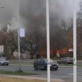 Veliki požar na Adi Ciganliji: Vatra na sve strane, kulja gust crni dim duž Bulevara vojvode Mišića, vozači oprez! (video)