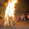 TRADICIONALNO PALjENjE BADNjAKA OKUPILO PIROĆANCE: Obeležen Badnji dan u mnogim mesnim zajednicama