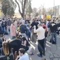 „Keve su uz vas“, „Vi ste naš ponos i nada“…: Zemunci emotivno ispratili studente uz aplauz i suze (VIDEO)