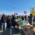 Pripreme za protest: Bivši „Mijini“ đaci postavljaju štand sa kiflicama i 50 kilograma sušenica