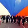 Najduža srpska trobojka je i najteža! Građani nosili 400 kilograma na rukama
