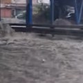 Na autoputu voda do kolena: Nevreme potopilo Beograd: Na Konjarniku taksi vozilo upalo u rupu i potpuno se nakrivilo (foto…