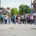 Direktor malim maturantima zbog majica s natpisom „Izlazimo kao đaci, a ne kao ćaci“ brani ulaz na proslavu u školu