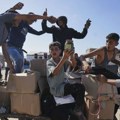 Gladni Palestinci u Gazi blokirali i istovarili desetine kamiona UN sa hranom