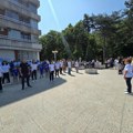 Lekari i mališani plesom i vežbama zajedno obeležili Svetski dan velnesa