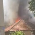 Veliki požar u centru Beočina: Vatra "guta" krov kuće (video)