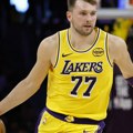 Dončić i Lebron jedva izdržali pritisak Sansa: Slavlje Lejkersa na gostovanju Finiksu