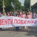 Protest ispred Šeste gimnazije u Beogradu: Kolona kreće ka policijskoj stanici