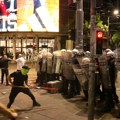 Užasne scene u centru Beograda: Pogledajte kako učesnici protesta bakljama i topovskim udarima napadaju policiju (foto, video)…