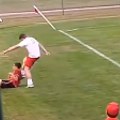 Uznemirujuće! Dečak šutnuo protivnika u glavu, pa nastavio da ga udara pesnicom! Horor scene na fudbalskoj utakmici, pojavio…