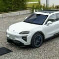 Podloga za bežično punjenje namenjena električnom Porscheu Cayenne
