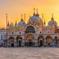 Ekološki aktivisti posuli blatom i čokoladnim mlekom Crkvu Svetog Marka u Veneciji