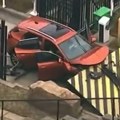 Kolima se zabio u ogradu FBI: Muškarac pokušao da uđe u zgradu, pa ga dočekala policija (foto, video)