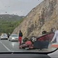 "Sve se odigralo munjevitom brzinom": Automobil udario u stenu kod Žabljaka, pa se prevrnuo na krov (foto)