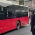 Incident na Zelenom Vencu! Autobus sam krenuo sa stajališta, zabio se u banderu i kombi - Objavljen snimak sa mesta nezgode…