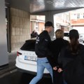 Udarno! Gledajte kako policija hapsi službenice ministarstva za rad Načelnica plače dok je vode sa lisicama na rukama (foto)