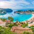 Gradska plaža na poznatom ostrvu u sekundi ostala bez kupača: Spasioci istakli crvenu zastavu zbog "opasnosti"