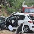 Stravične fotografije sa mesta nesreće kod Bileće: Dve devojke iz Srbije stradale, automobil smrskan