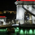 Dok Zelenski preti Mađarskoj - Lančani most u Budimpešti u bojama Ukrajine