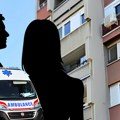 (Video) Žena pala sa drugog sprata na prolaznika! Neverovatna nezgoda u novom sadu Oboje povređeni, hitno prebačeni u Urgentni…