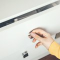 Profesorka prava otvorila fioku i ostala u šoku Student napravio umetničko delo umesto klasične puškice – internet u transu…