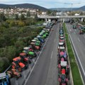 Poljoprivrednici blokirali Solun traktorima s mrtvačkim sanducima
